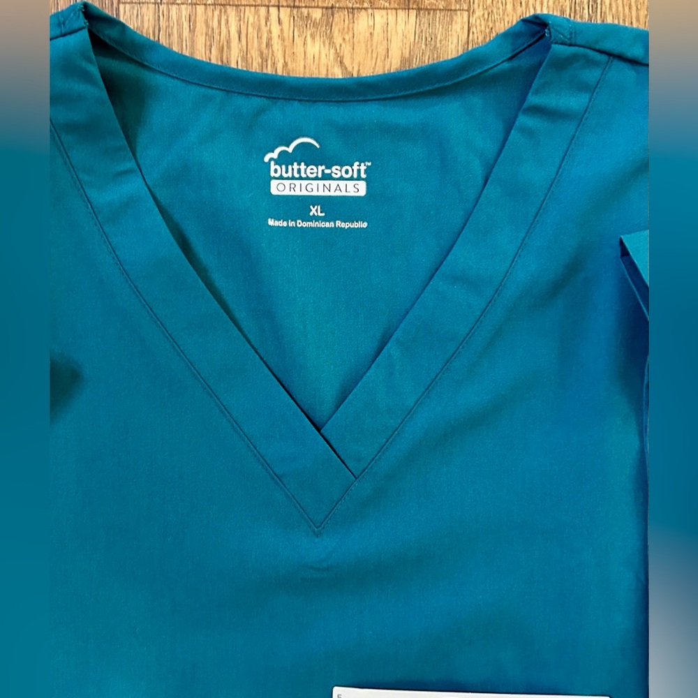 Butter soft scrub top XL